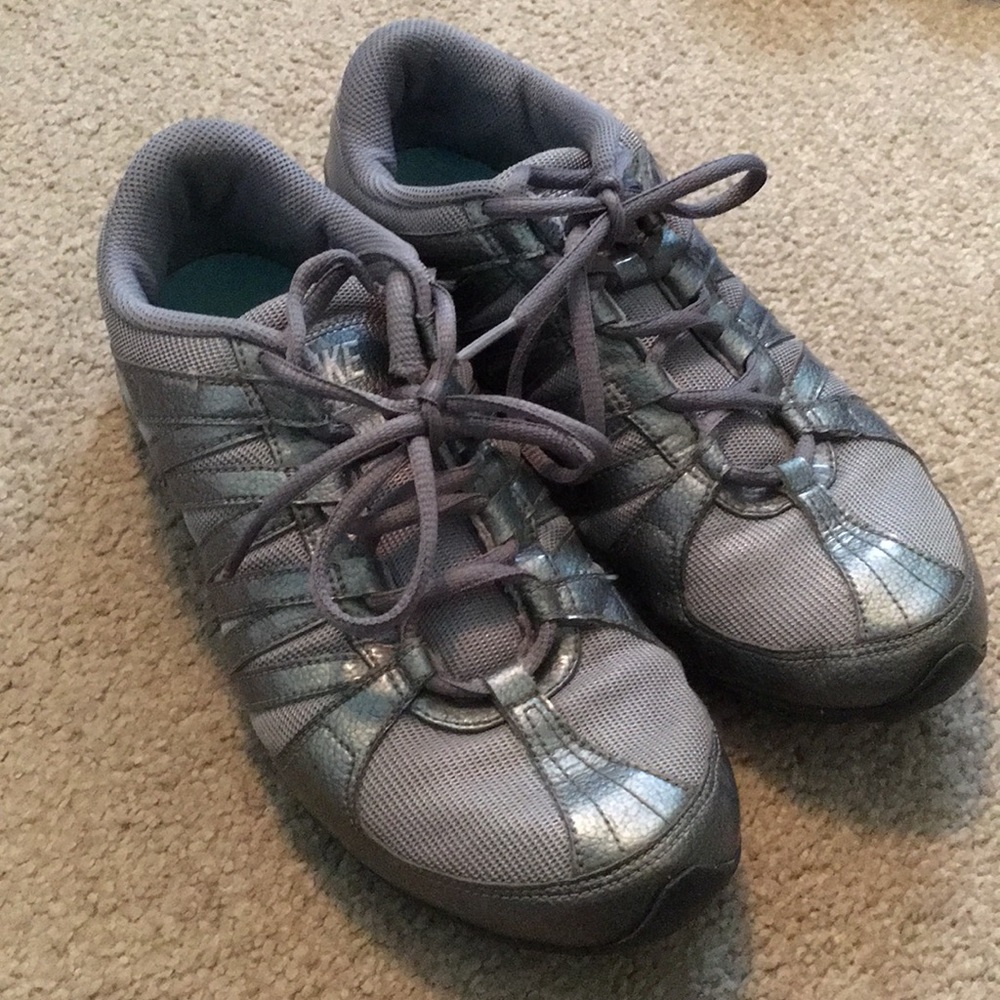 Grey Nike tennis shoes